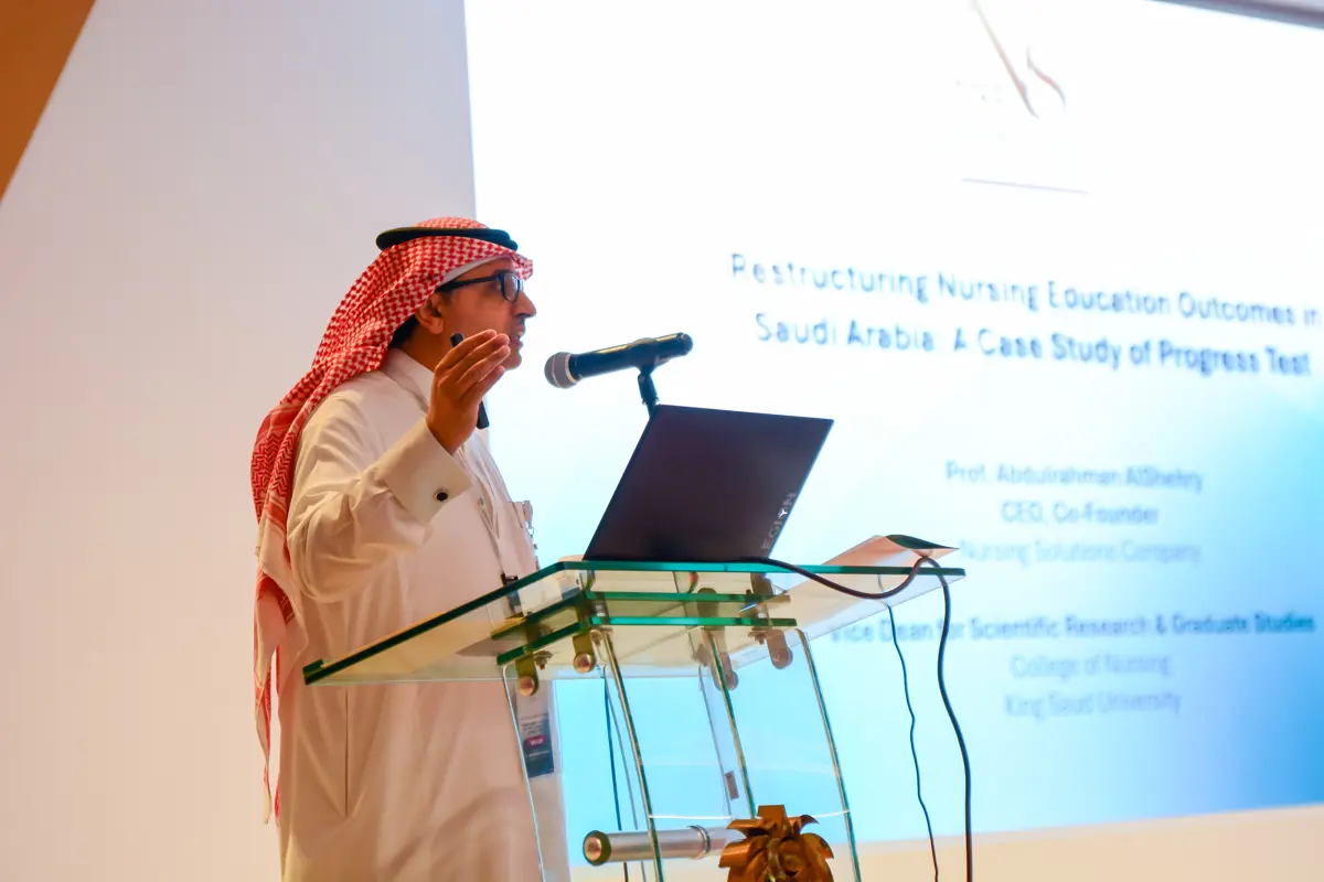 الرئيس التنفيذي لشركة حلول التمريض يقدّم محاضرة في مستشفى قوى الأمن حول اختبار التقدّم في تعليم التمريض